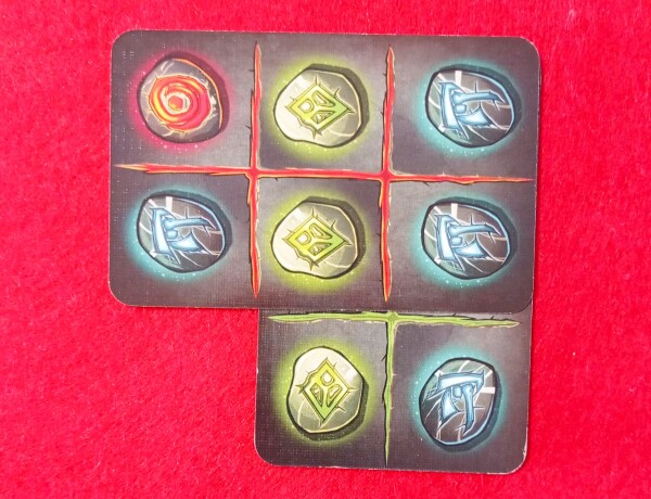 Un altro modo di giocare una carta è quella di avere le rune confinanti dello stesso tipo: in questo caso verde e blu della carta "coprente" sono uguali a quelle della carta coperta. Le rune rimaste sotto la carta giocata non hanno importanza