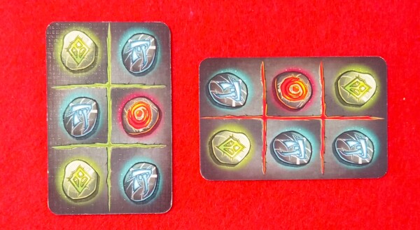 La carta a destra può essere giocata su quella a sinistra, la prima sul tavolo.